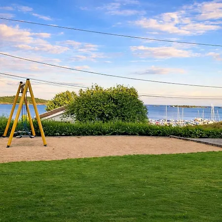 Med Havutsikt Og Terrasse Naer Groos 아파트 그림스타드