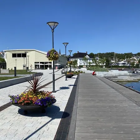Med Havutsikt Og Terrasse Naer Groos * 그림스타드