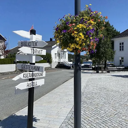Med Havutsikt Og Terrasse Naer Groos *