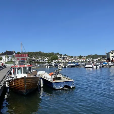 아파트 Med Havutsikt Og Terrasse Naer Groos