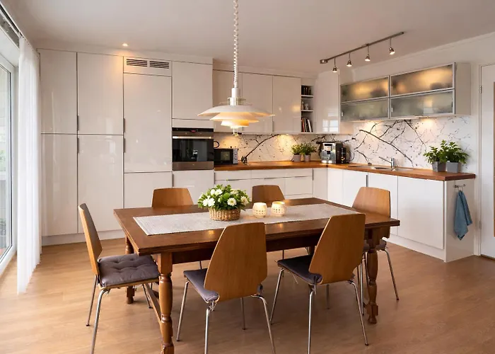 Med Havutsikt Og Terrasse Naer Groos 아파트 그림스타드