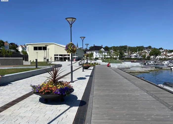Med Havutsikt Og Terrasse Naer Groos * 그림스타드