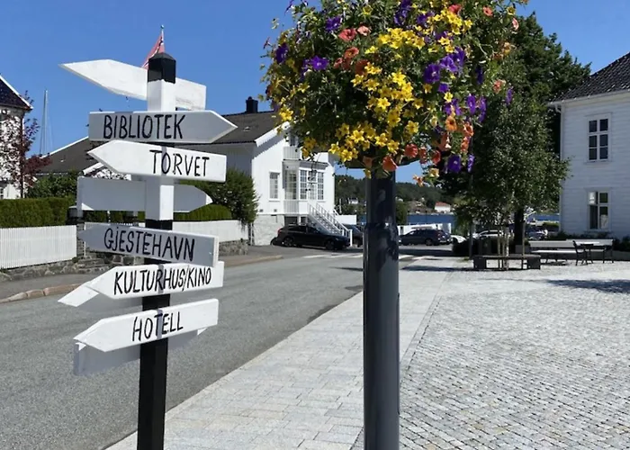 Med Havutsikt Og Terrasse Naer Groos *