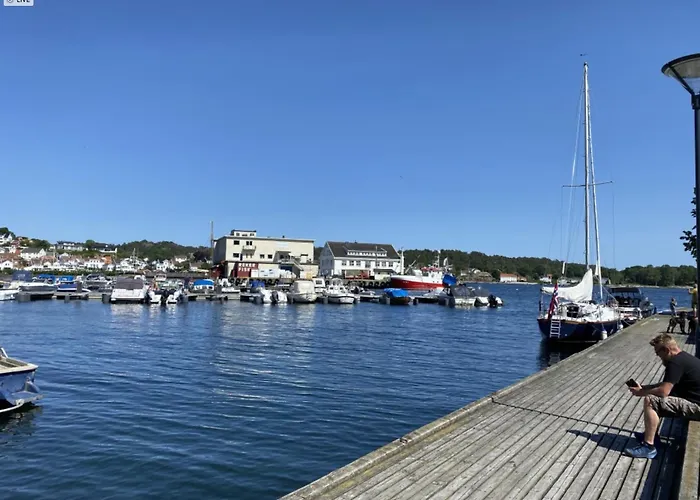 Med Havutsikt Og Terrasse Naer Groos * Grimstad (Aust-Agder)